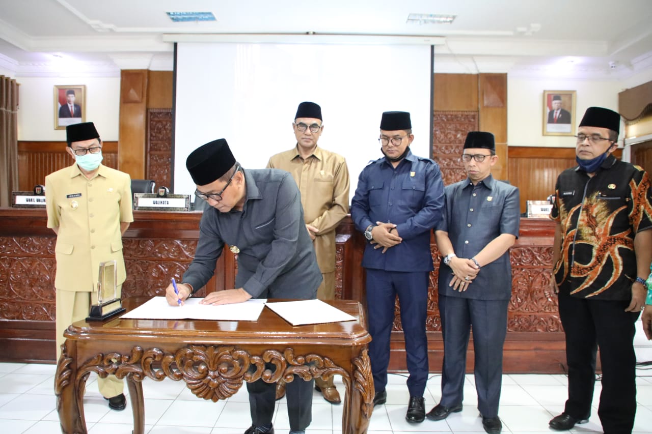 Penandatanangan pengesahan Ranperda Petanggungjawaban pelaksanaan APBD Kota Bukittingi tahun 2019 oleh Ketua DPRD dan Walikota   Ramlan Nurmatias, Kamis (5/8)